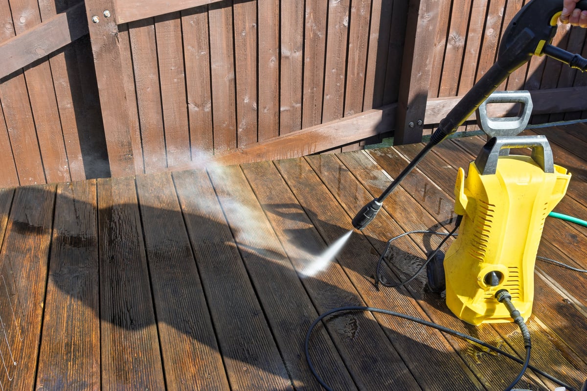 Restoring a wooden deck with a high-pressure water jet